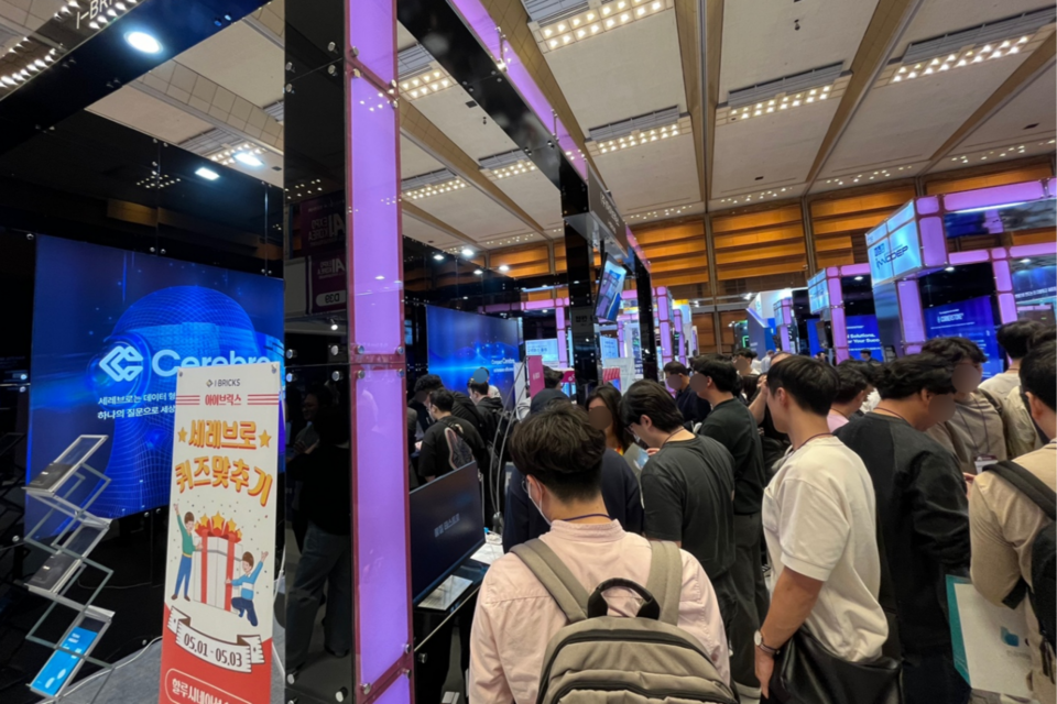 아이브릭스 부스에 몰려 있는 참관객들의 모습. (사진=아이브릭스)