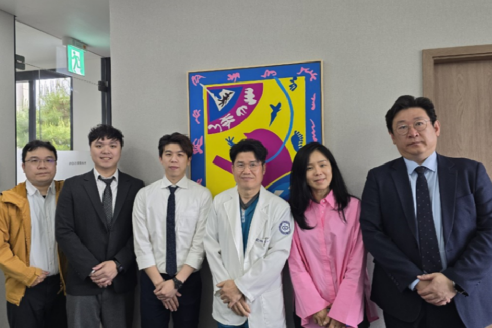 청담해리슨병원 김현성 병원장(왼쪽부터 네번째)과 Radirad 관계자들이 협약 체결 후 기념사진을 촬영하고 있다. (사진=청담해리슨병원)