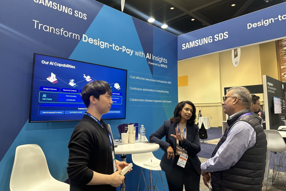삼성SDS 직원이 가트너 공급망 심포지엄/엑스포를 찾은 고객에게 구매공급망 관리 솔루션 SRM SaaS를 소개하고 있다. (사진=삼성SDS)