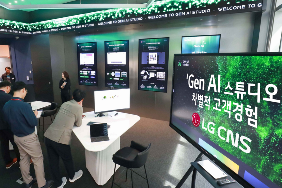 우정사업본부 직원들이 LG CNS ‘Gen AI 스튜디오’ 투어에 참여해 LG CNS의 생성형 AI PoC 우수사례 솔루션 관련 설명을 듣고 있다. (사진=LG CNS)