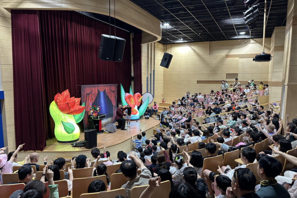 어린이날 키즈매직쇼를 관람하는 사진. (사진=국립광주과학관)