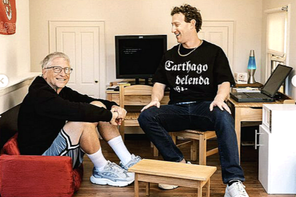 페이스북을 개발했던 하버드대 기숙사를 닮은 세트에서 사진을 찍고 있는 마크 저커버그. (사진=마크 저커버그 인스타그램)