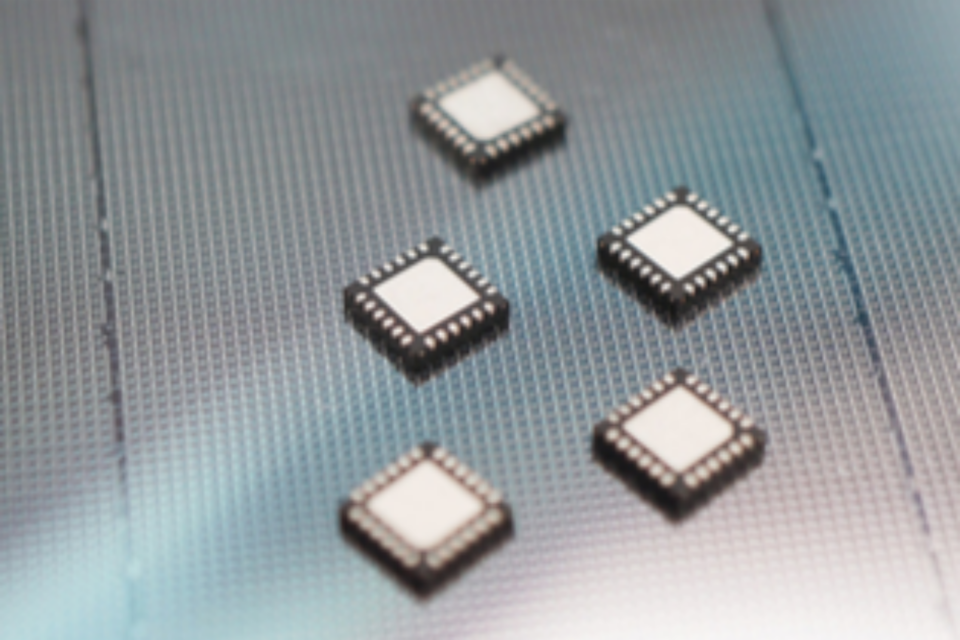 독립형 오실레이터 및 클럭에 비해 절반의 크기에 10배 높은 성능을 제공하는 새로운 MEMS 기반 클럭 시스템 온 칩(ClkSoC) 제품군. (사진=싸이타임)