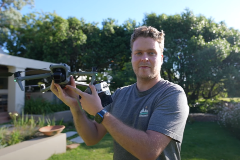 루크 벨이 드론을 들고 있는 모습. (사진=Luke Bell Youtube)