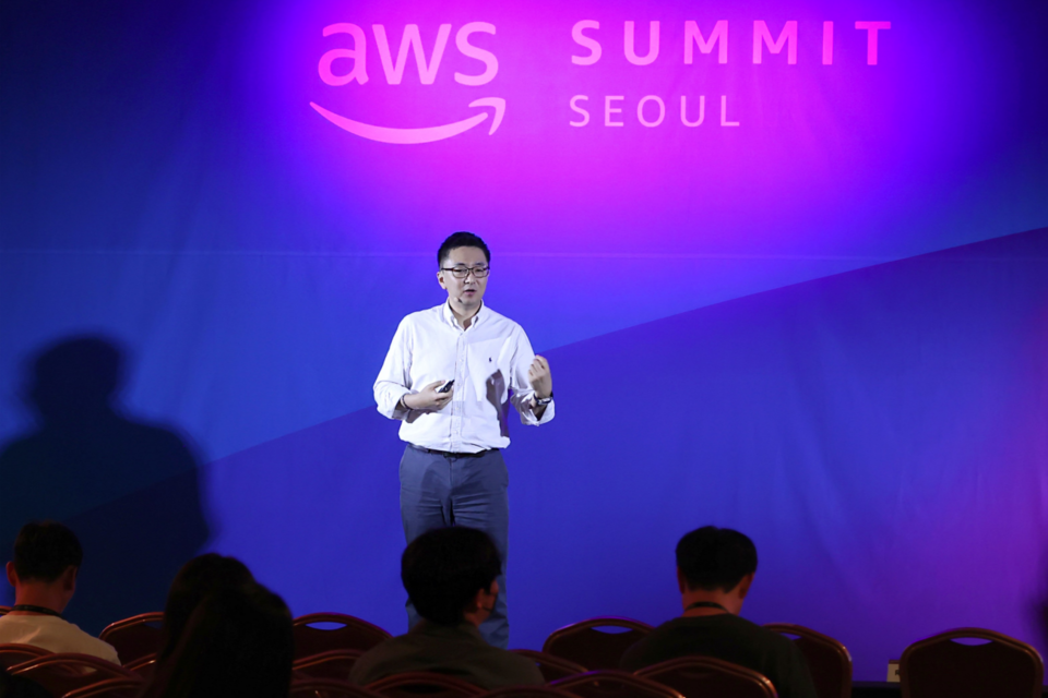 더존비즈온 송호철 플랫폼사업부문 대표가 16일 서울 코엑스에서 열린 ‘AWS 서밋 서울 2024’에서 ‘AI, 데이터 기반 Insight AX를 통한 산업 혁신 및 활용 사례’를 주제로 전 산업계의 AI 생태계 확산에 기여하는 상생의 AX 가치를 설명하고 있다. (사진=더존비즈온)