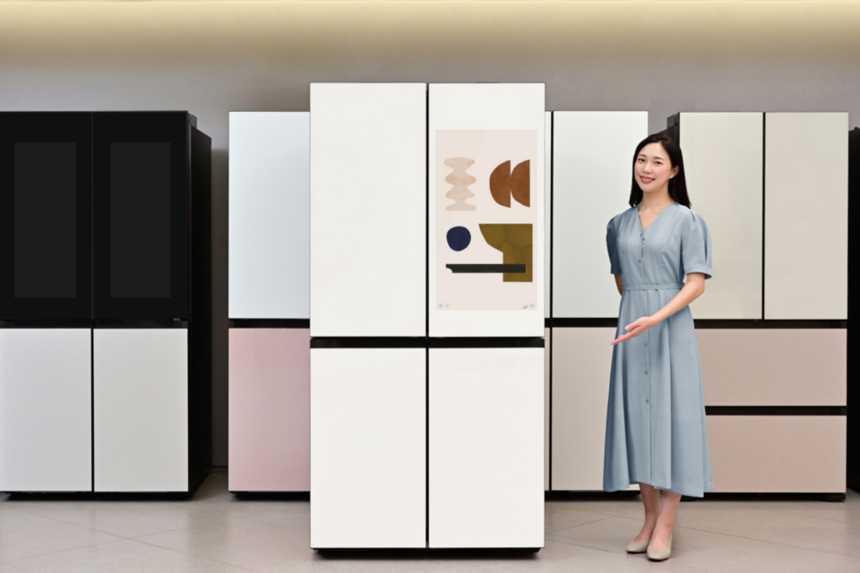 삼성전자 모델이 ‘비스포크 AI 패밀리허브’ 신제품을 소개하고 있다. (사진=삼성전자)