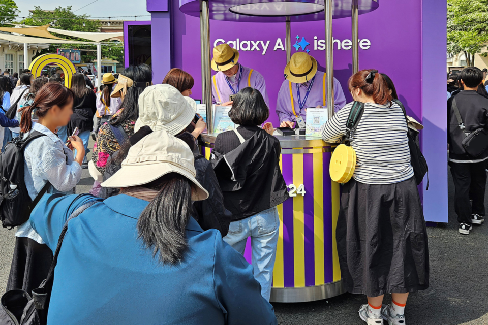 에버랜드에 마련된 ‘갤럭시 스튜디오 Photo’에서 방문객들이 ‘갤럭시 S24 시리즈’를 무료로 대여해주는 ‘갤럭시 To Go’ 서비스를 이용하고 있다. (사진=삼성전자)
