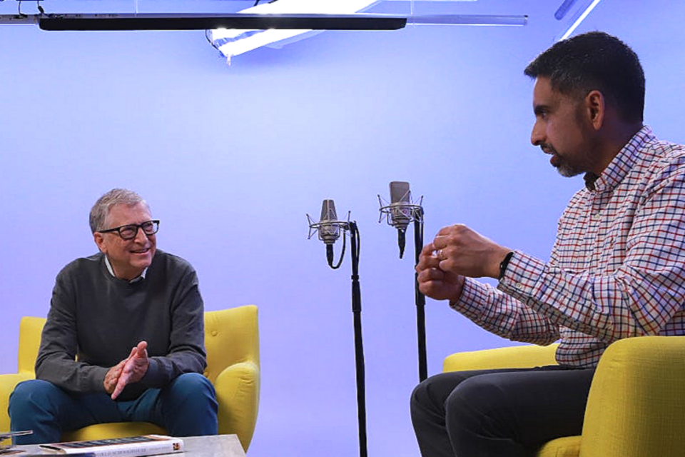 빌 게이츠(왼쪽) MS 창립자와 살만 칸 '칸 아카데미' 설립자가 대화를 나누고 있다. (사진=게이츠노트)