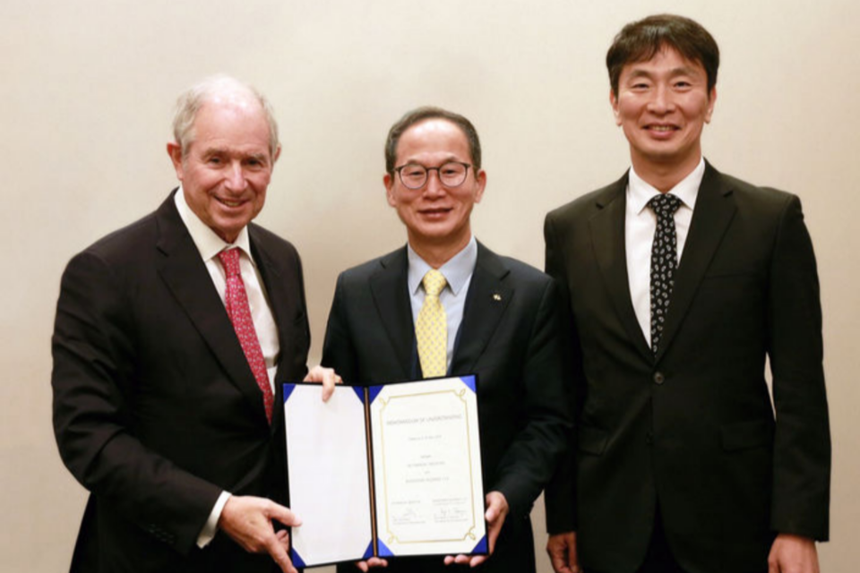 지난 16일(현지시각) 미국 뉴욕에서 열린 해외투자설명회(Invest K-Finance) 행사 후 스티븐 슈워츠만 블랙스톤그룹 창업자 겸 회장(왼쪽)과 양종희 KB금융그룹 회장(가운데)이 업무협약을 체결하고 이복현 금융감독원장과 기념촬영을 하고 있다. (사진=KB금융)