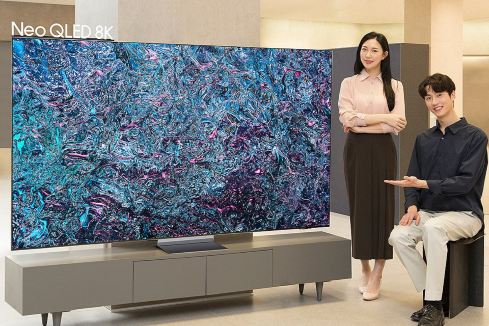모델이 삼성전자 2024년형 Neo QLED 8K TV를 소개하는 모습. (사진=삼성전자)