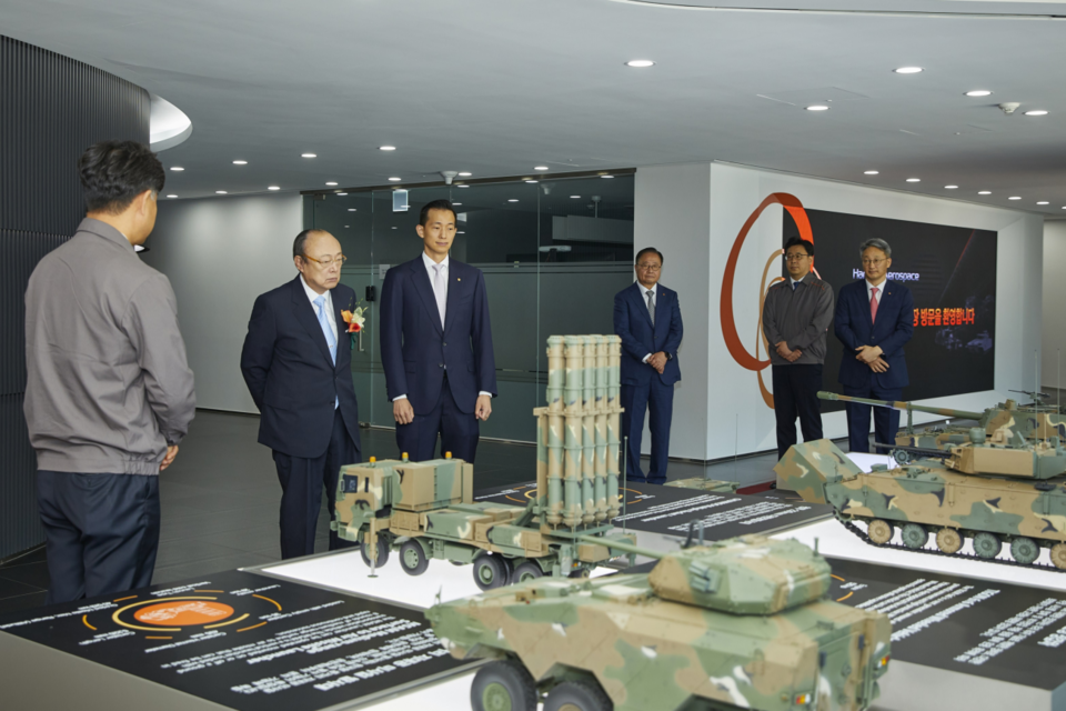 한화그룹 김승연 회장이 창원사업장에서 생산하는 주력 제품들에 대한 설명을 듣고 있다. (사진=한화그룹)