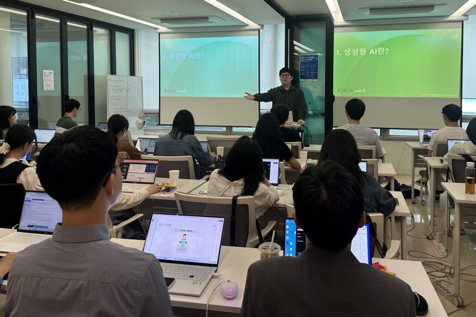 코이카는 지난 10일 서울 강남구 소재 모두의연구소 강남캠퍼스에서 본부 임직원을 대상으로 생성형 AI 교육을 실시했다. 이번 교육은 6월 21일까지 매주 금요일마다 총 7회에 걸쳐 실시한다. (사진=코이카)