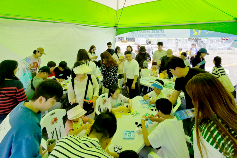 GIST 차세대에너지연구소가 ‘2024 광주과학발명페스티벌’에서 운영한 ‘태양광 자동차 만들기’ 체험 부스. 학생과 학부모 등 시민들이 태양광 에너지를 이용한 전기자동차 제작 과정을 직접 체험하고 있다. (사진=지스트)