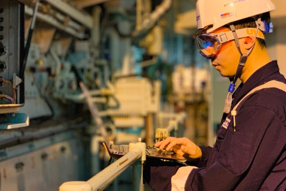 HD SmartCare 부산 센터 직원이 선박 방문 점검 서비스를 제공하고 있다. (사진=HD현대마린솔루션)