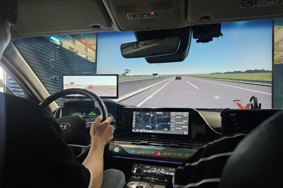 24일 경기도 김포 이노팩토리 공장에서 진행된 AI 대형 드라이빙 시뮬레이터 주요 장비인 ‘VILS’ 시연회 모습. (사진=인공지능산업융합사업단)