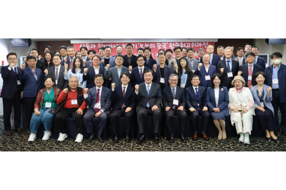 제6기 ‘오늘의 중국 – 한중 최고위 과정’ 참석자들이 기념 촬영을 하고 있다. (사진=청담해리슨병원)