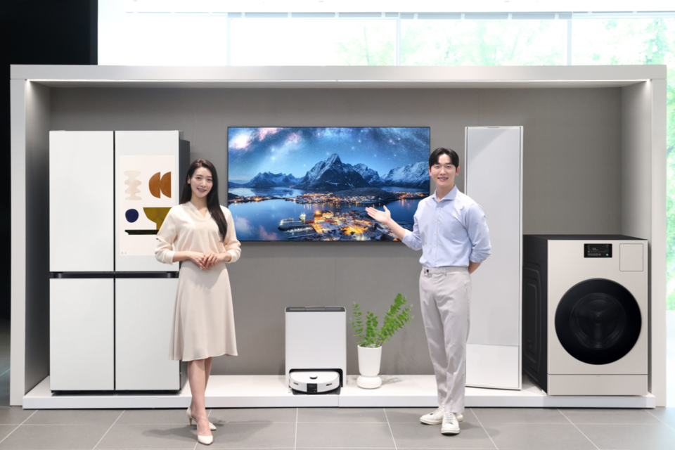 삼성전자 모델이 다양한 품목의 삼성 AI 가전을 소개하고 있다. (사진=삼성전자)