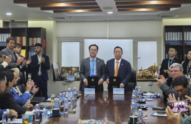 강현섭 한국드론산업진흥협회 협회장(왼쪽)과 양진차이 WUAVF 협회장이 기념사진을 찍고 있다. (사진=가이온)