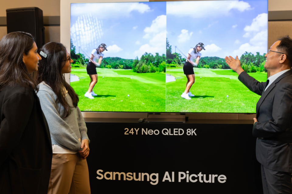 브라질 상파울루 ‘2024 중남미 테크세미나’에서 참석자들이 2024년형 Neo QLED 8K 신제품을 살펴보고 있다. (사진=삼성전자)