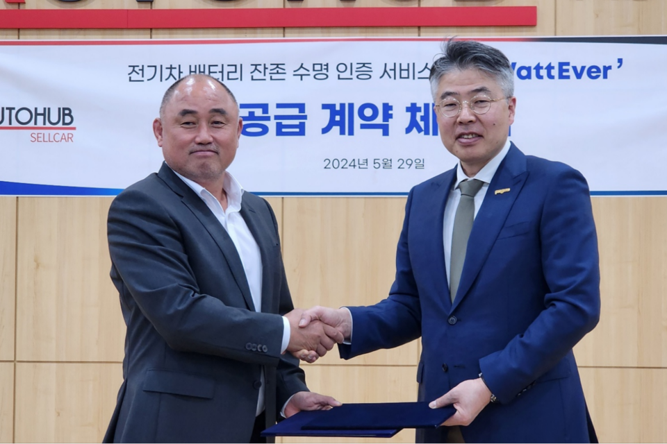 피엠그로우 박재홍 대표(오른쪽)와 오토허브셀카 조성봉 대표가 협약 체결 후 기념사진을 촬영하고 있다. (사진=피엠그로우)