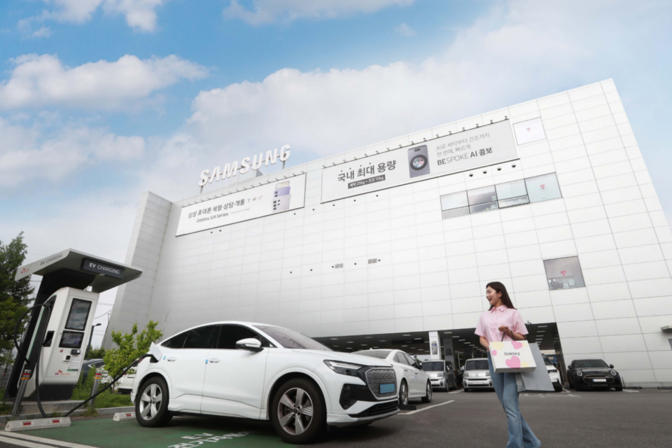 삼성스토어 모델이 삼성스토어 김포본에 설치된 전기차 충전소를 소개하고 있다. (사진=삼성전자)