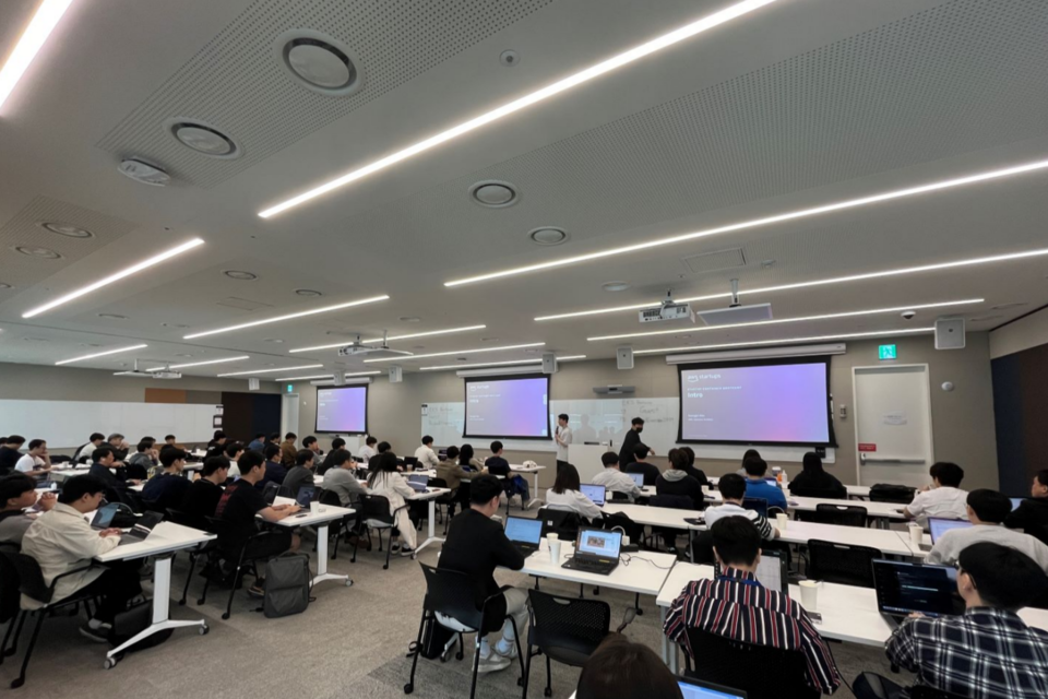 솔트웨어가 ‘아마존 EKS(Amazon EKS)’를 주제로 이머전 데이 행사를 진행하고 있다. (사진=솔트웨어)