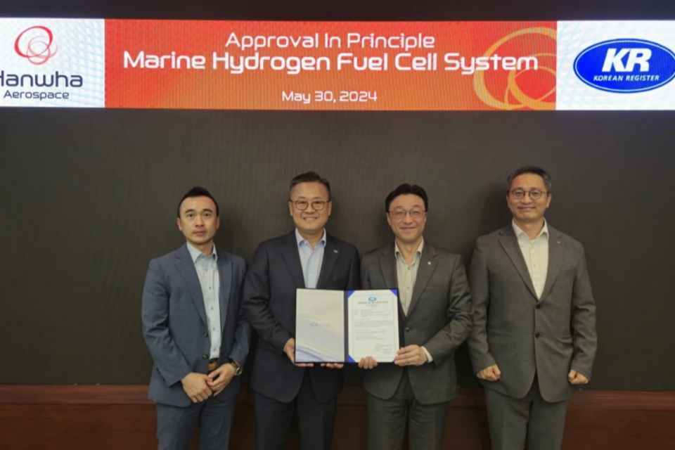 한화에어로스페이스 문승학 사업부장과(왼쪽 세번째)와 한국선급 김대헌 연구본부장(왼쪽 두번째)이 30일 한화에어로스페이스 판교 R＆D센터에서 열린 선박용 수소연료전지 AIP인증 수여식에 참석했다. (사진=한화에어로스페이스)