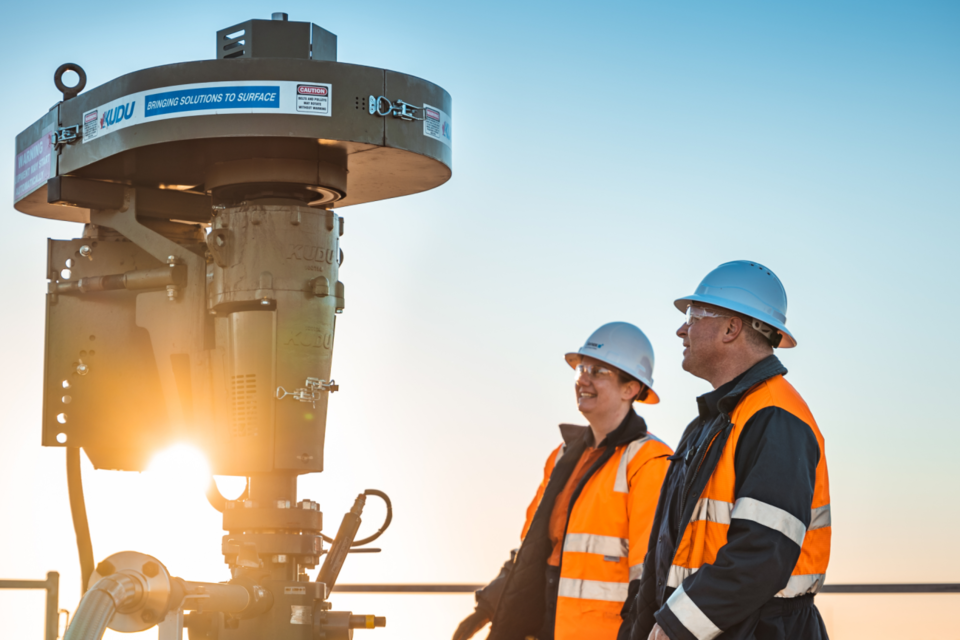 세넥스에너지 직원들이 설비를 점검하고 있다. (사진=포스코인터내셔널)