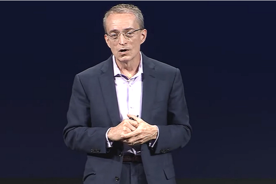 팻 겔싱어 인텔 CEO가 4일 신제품을 발표하고 있는 모습. (사진=Intel Newsroom)