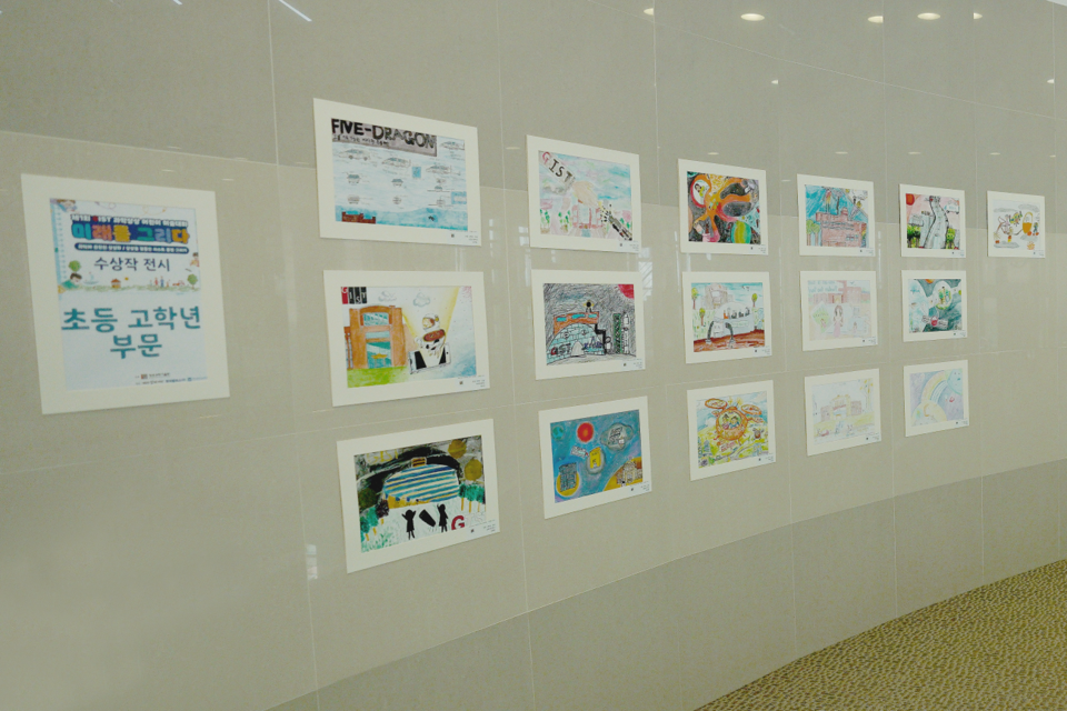GIST 제1회 과학상상 어린이 미술대회의 수상작 전시가 6월 30일까지 오룡아트홀 3층에서 진행된다. (사진=지스트)