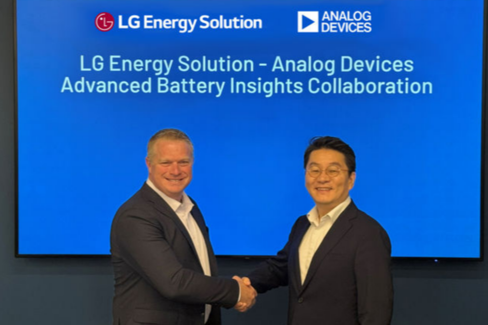 이달훈 LG에너지솔루션 BMS 개발 센터장 상무와 Roger Keen ADI BMS사업부 총괄이 MOU 체결식에서 악수를 하고 있다. (사진=LG에너지솔루션)