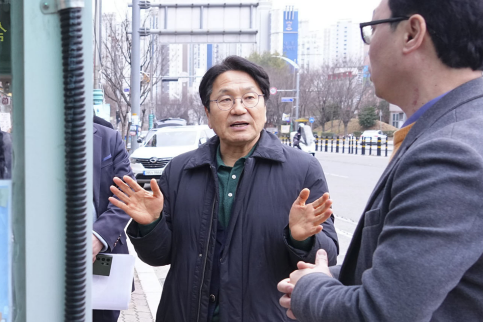 강기정 광주광역시장이 지난 1월 광산구 신창동 소재 버스정류장을 찾아 ㈜아이테크 기업에서 실증 테스트 중인 버스정류장 탑승자 유무 표시장치를 점검하고 있다. (사진=광주광역시)