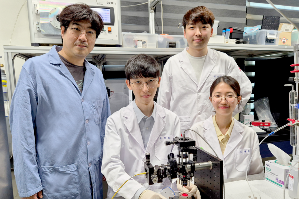 왼쪽부터 반시계방향으로 화학과 임현섭 교수, 석박사통합과정 김태웅 학생, 석박사통합과정 오주희 학생, 박사과정 안종국 학생. (사진=지스트)