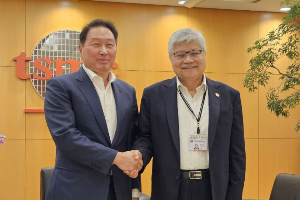왼쪽부터 최태원 SK그룹 회장과 TSMC 웨이저자 회장이 대만 타이베이 TSMC 본사에서 기념 촬영을 하고 있다. (사진=SK그룹)