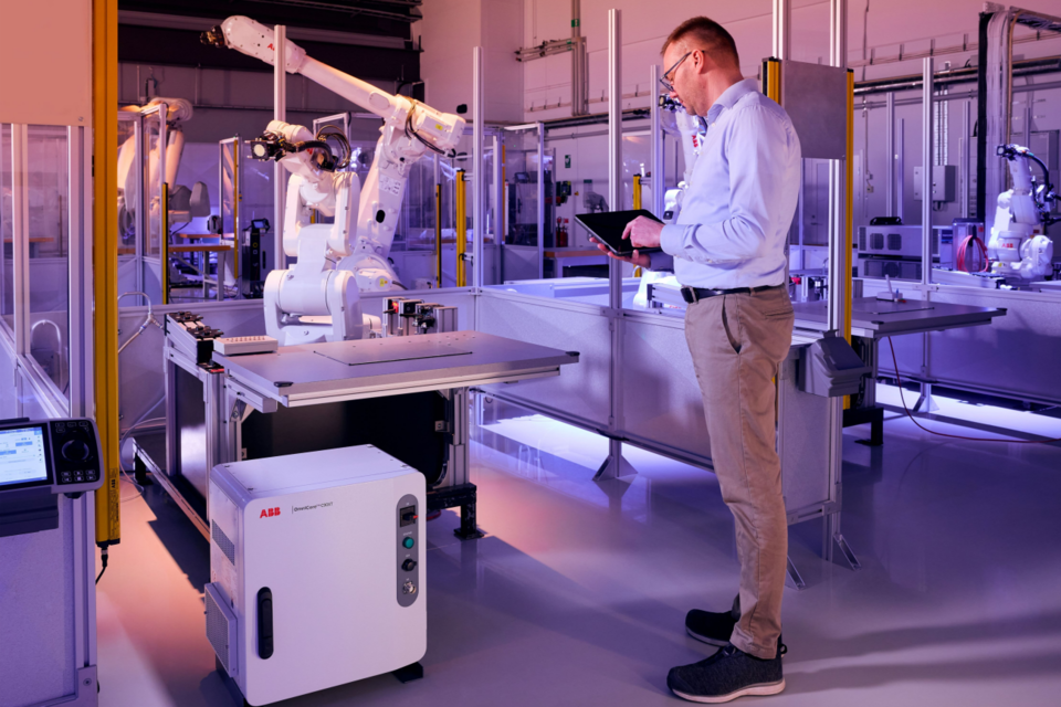 ABB 로봇사업부가 더 빠르고 정확하며 지속가능한 지능형 자동화 플랫폼 ‘OmniCore™’를 출시했다. (사진=ABB코리아)