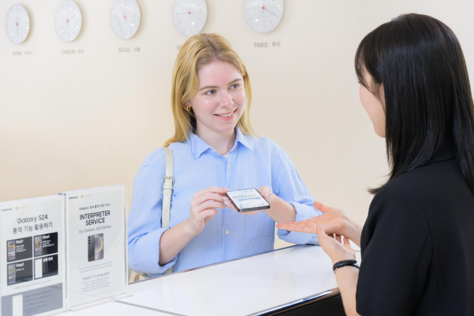롯데백화점 본점에서 ‘갤럭시 AI’의 통역 기능을 통해 롯데백화점 직원과 외국인 고객이 의사 소통하고 있다. (사진=삼성전자)