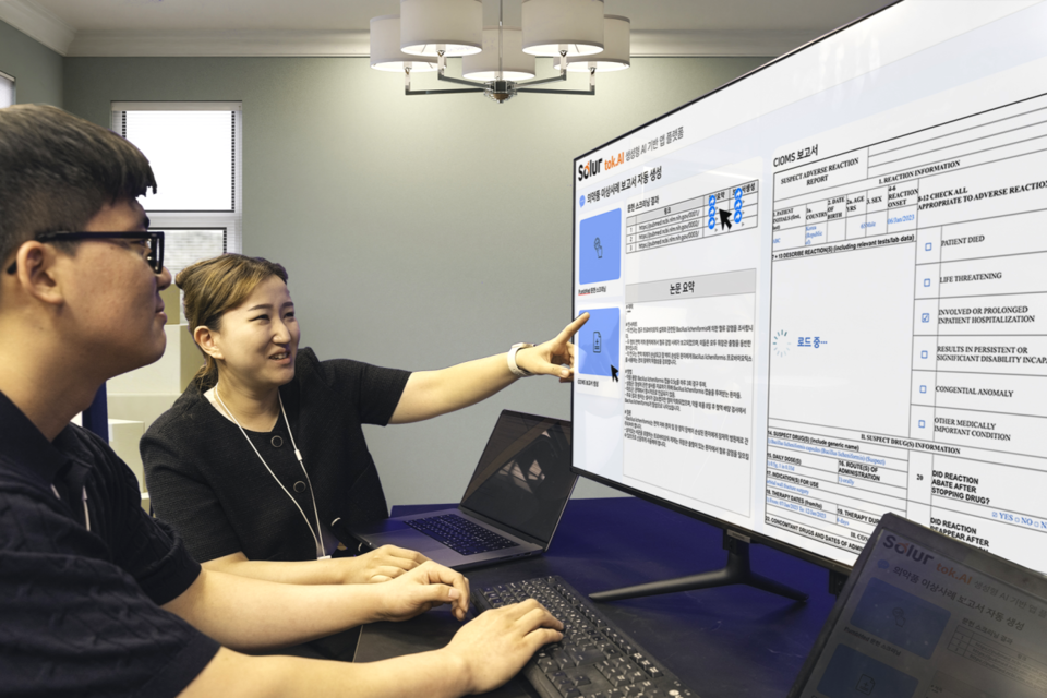 사진은 SK C&C 구성원들이 엔터프라이즈 AI 솔루션 ‘솔루어(Solur)’를 활용한 ‘생성형 AI 의약품 이상사례 보고서’ 데모 버전을 시연하고 있는 모습. (사진=SK C&C)