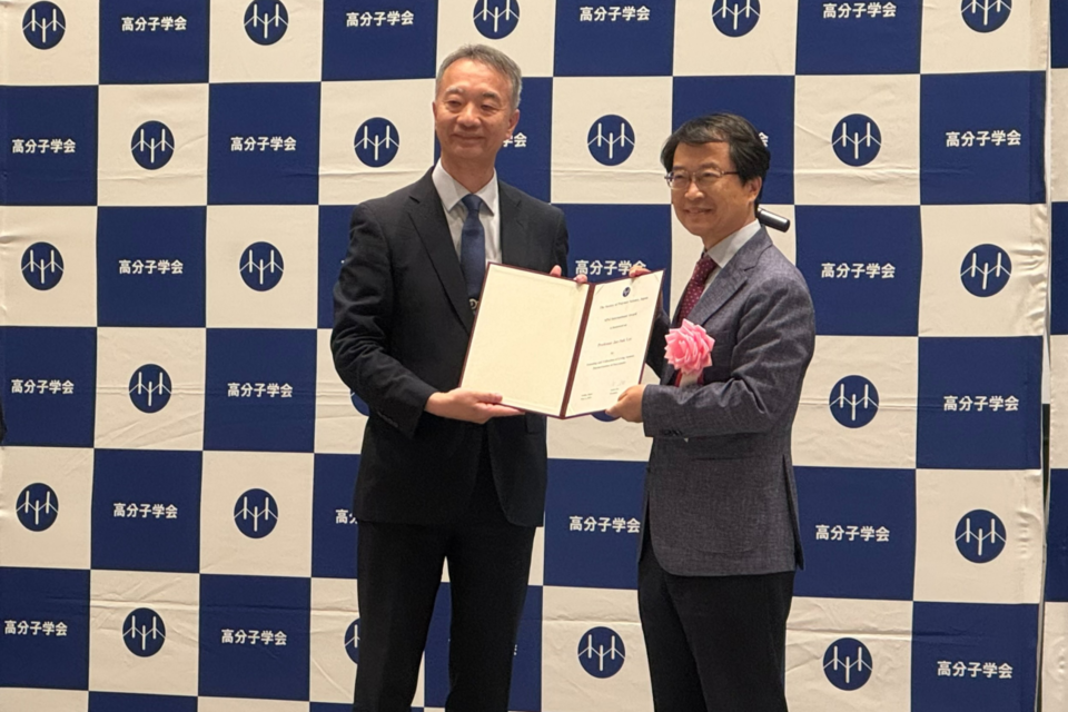 6월 6일 일본 고분자학회에서 GIST 신소재공학부 이재석 명예교수가 이또 코조 학회장으로부터 국제상을 수여받고 있다. (사진=지스트)