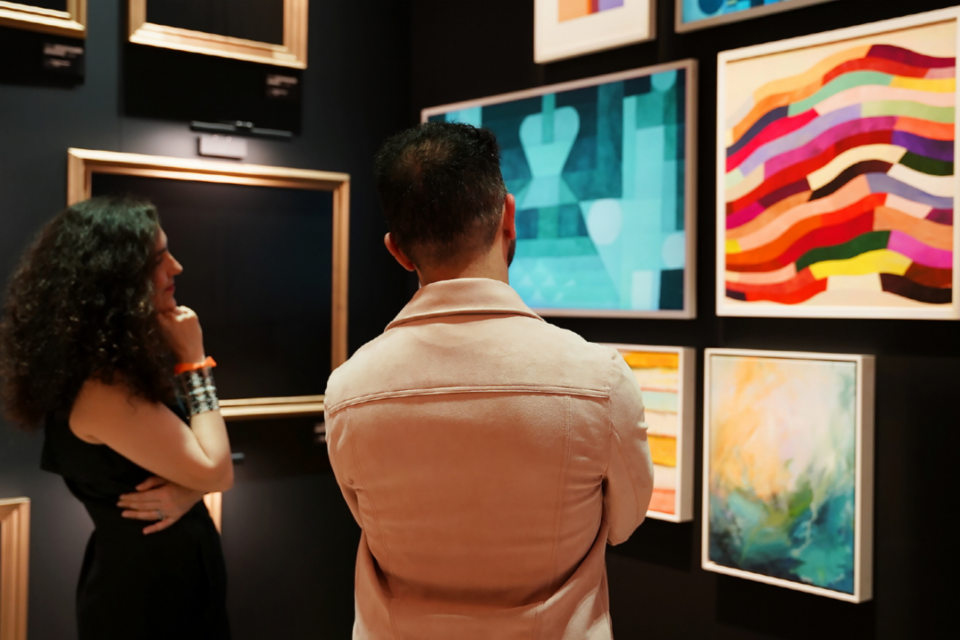 스위스 바젤에서 열리는 세계 최대 규모 예술 박람회 ‘아트 바젤 인 바젤 2024’에서 삼성전자 ‘더 프레임’을 살펴보고 있는 모습. (사진=삼성전자)