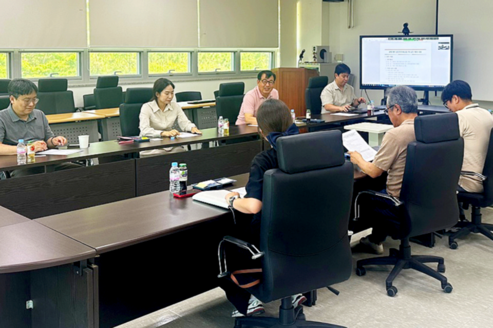 GIST 고령친화산업지원센터는 보건복지부와 ‘노인‧장애인 자립생활을 위한 보조기기 실용화 연구개발사업’을 위한 협약을 체결하고 원활한 사업 추진을 위해 12일 킥오프 회의를 개최하고 있다. GIST 오창명 고령친화산업지원센터장 (상단 좌측). (사진=지스트)