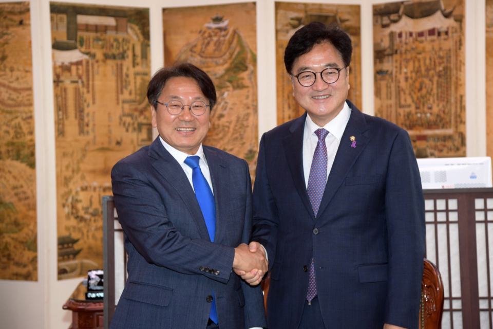 강기정 광주광역시장이 14일 오전 국회의사당 국회의장실을 방문해 우원식 의장에게 5‧18정신 헌법전문 수록 국회 개헌 특별위원회 구성건의서를 전달한 후 대화를 하고 있다. (사진=광주광역시)