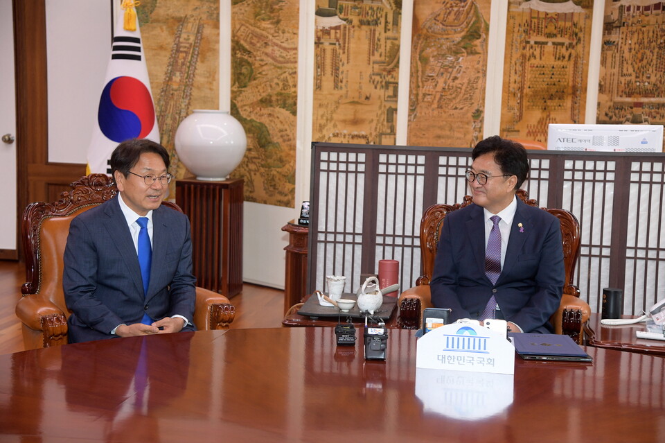 강기정 광주광역시장이 14일 오전 국회의사당 국회의장실을 방문해 우원식 의장에게 5‧18정신 헌법전문 수록 국회 개헌 특별위원회 구성건의서를 전달한 후 대화를 하고 있다. (사진=광주광역시)