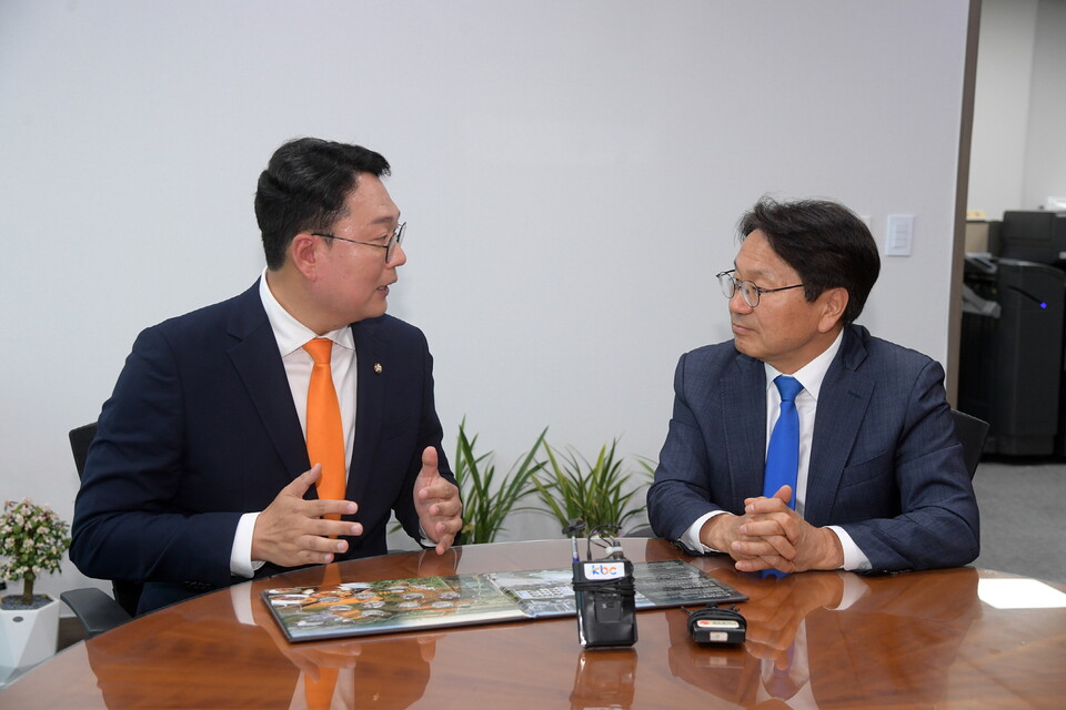 강기정 광주광역시장이 지난 13일 오후 국회의원회관에서 천하람 개혁신당 원내대표를 만나 광주시 현안 해결을 위한 협력을 요청했다. (사진=광주광역시)