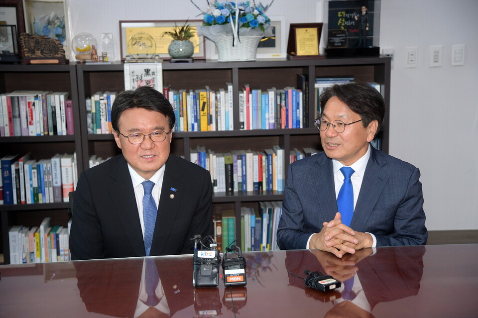 강기정 광주광역시장이 지난 13일 오후 국회의원회관에서 황운하 조국혁신당 원내대표를 만나 광주시 현안 해결을 위한 협력을 요청했다. (사진=광주광역시)