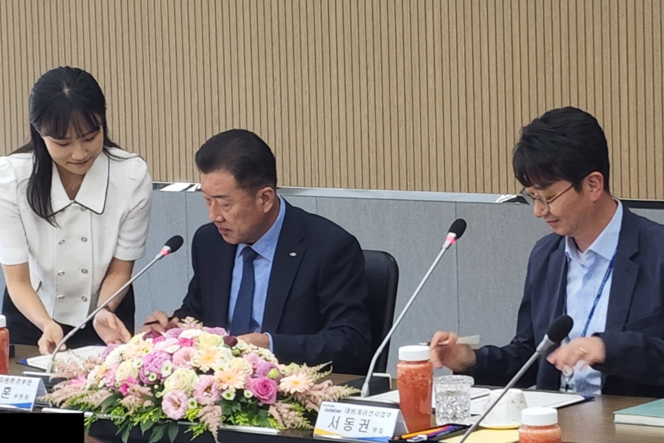 한국수자원공사 장병훈 수자원환경부문장(사진 왼쪽에서 두 번째)과 현대오토에버 서동권 내비게이션사업부장(사진 왼쪽에서 세 번째)이 양 기관 대표로 협약을 체결하고 있다. (사진=한국수자원공사)