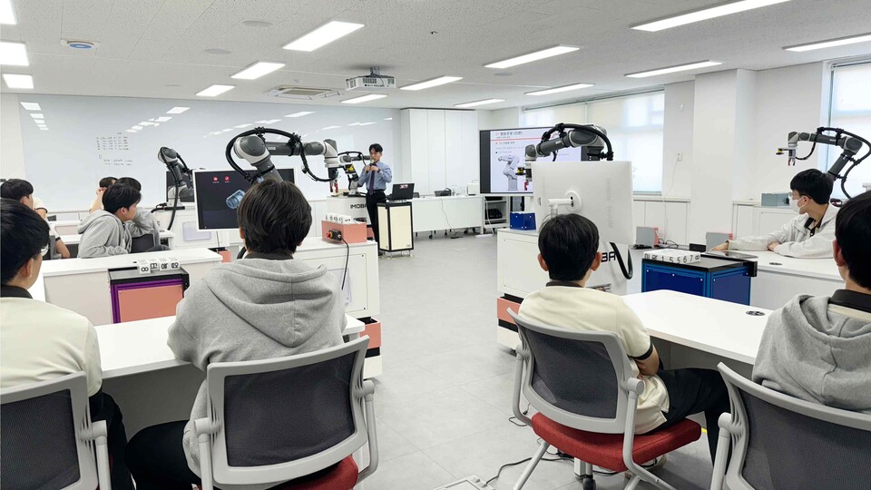 로봇 이론 교육을 받는 학생들. (사진=아이지)