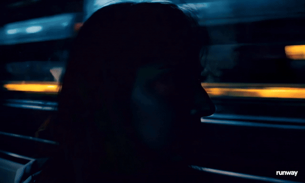 '일본 도시에서 초고속으로 이동하는 기차 창가에 비친 여성의 미묘한 반사'라는 프롬프트로 제작된 영상. (그래픽=런웨이)