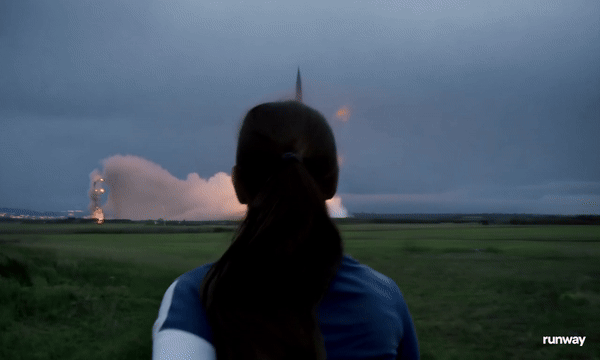 '멀리서 로켓을 바라보며 달리는 여성의 어깨 너머로 찍은 장면'이라는 프롬프트로 제작한 영상. (그래픽=런웨이)