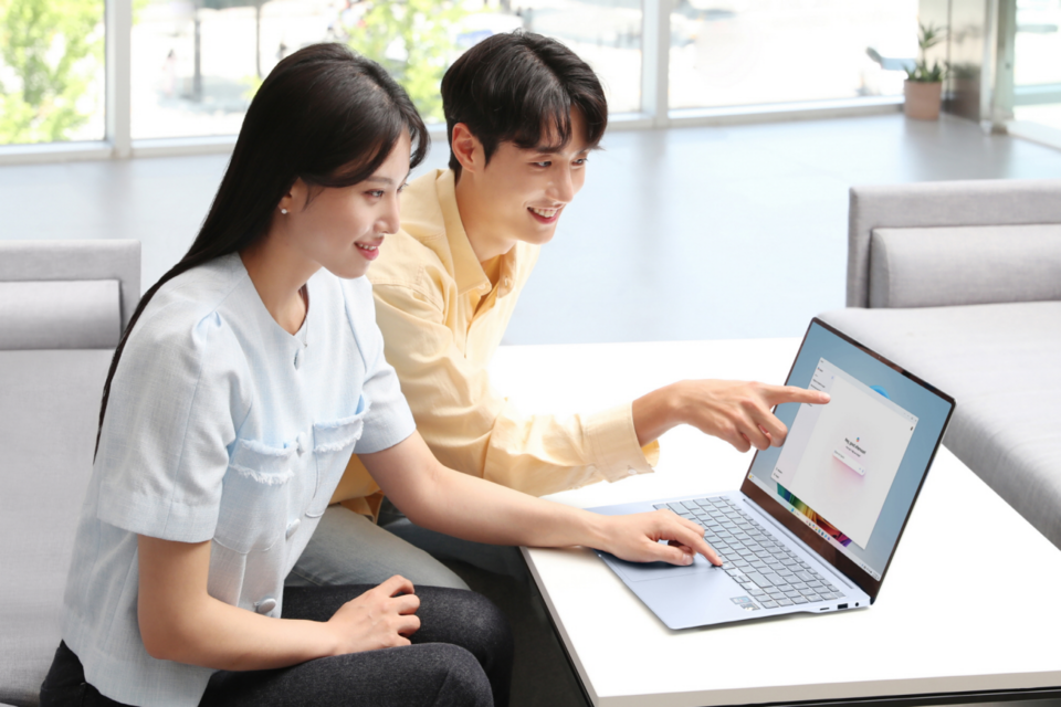 삼성전자 모델이 강력한 갤럭시 AI의 PC경험을 제공하는 ‘갤럭시 북4 엣지’를 체험하고 있다. (사진=삼성전자)