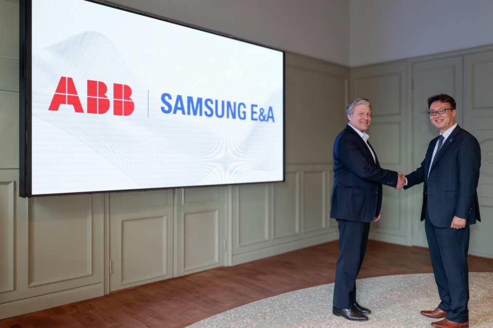 왼쪽부터 ABB 로봇자동화 비즈니스 라인 인더스트리 총괄 크레이그 맥도넬, 삼성 E&A 스마트 자동화 이상윤 상무. (사진=ABB코리아)